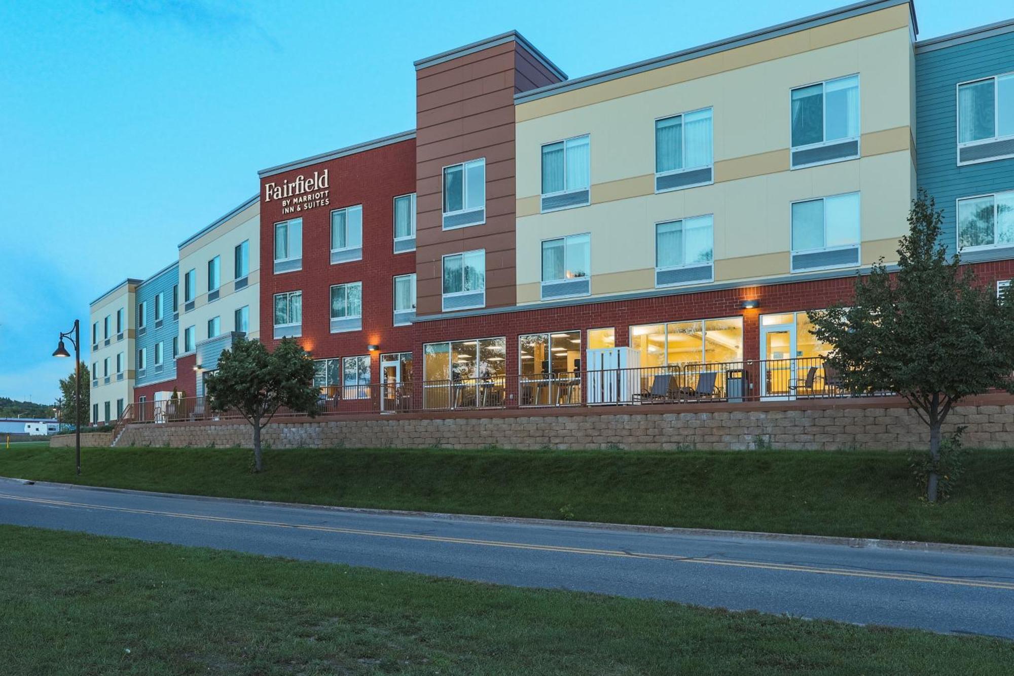 Fairfield Inn & Suites Marquette Exterior photo